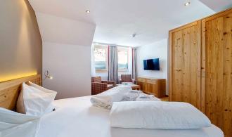 Alpenrose Zürs Double Room Deluxe Schlafzimmer