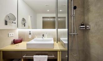 Alpenrose Zürs Double Room Economy Badezimmer