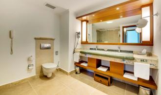 Nobilis Family Room Classic Main Building Bad