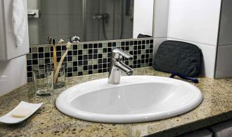 Landskron Double Room Economy Badezimmer