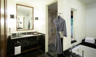 Khao Lak Pool Suite Comfort Badezimmer