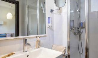 TML Cala Pada Double Room Badezimmer