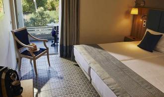 Kyllini Double Room Classic Schlafzimmer