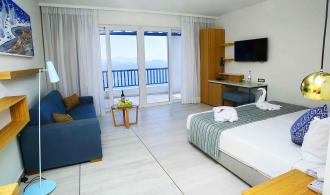 Daidalos Double Room Deluxe Schlafzimmer