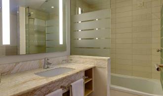 Daidalos Double Room Roomhopper Badezimmer