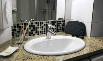 Landskron Double Room Roomhopper Badezimmer