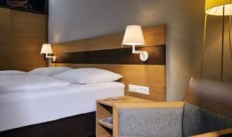 Landskron Double Room Roomhopper Schlafzimmer