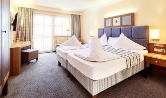 Amadé Double Room Classic Balcony Schlafzimmer