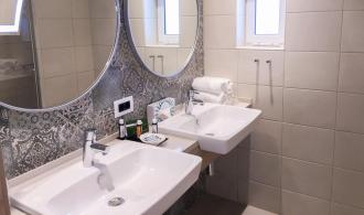 Kyllini Family Room Classic Badezimmer