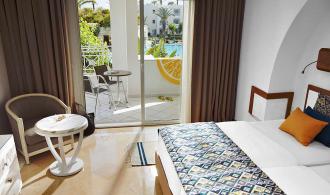 Africana Double Room Pool View Schlafzimmer