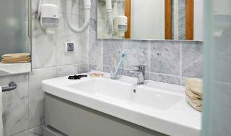 Africana Double Room Pool View Badezimmer