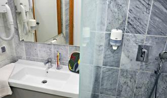 Africana Single with Child Double Room Badezimmer