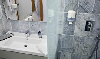 Africana Double Room Economy Badezimmer