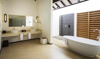 Noonu Water Villa Sunset View Badezimmer