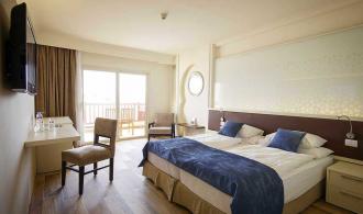 Double Room Roomhopper Schlafzimmer