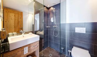 Alpenrose Zürs Double Room Roomhopper Bad