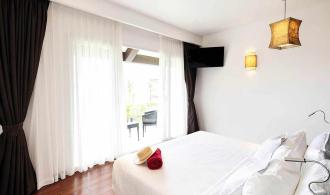 Nam Hoi An Superior Junior Suite Sea View Schlafzimmer