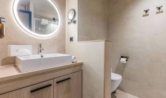 Ampflwang Juniorsuite Badezimmer