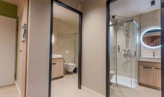 Ampflwang Familiensuite Mansarde Badezimmer