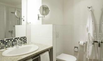 Landskron Family Room Classic Fourfold Use Badezimmer