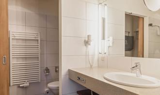 Salzkammergut Familienzimmer mit Verbindungstür Grimmingblick Bad