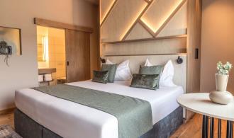 Salzkammergut Familienzimmer mit Verbindungstür Grimmingblick Schlafen