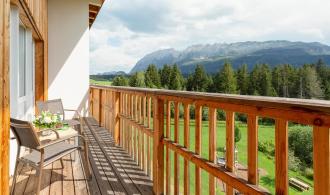 Salzkammergut Familienzimmer mit Verbindungstür Grimmingblick Balkon