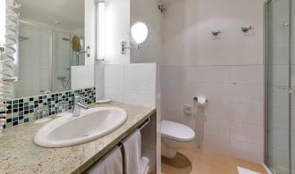 Landskron Double Room Classic Badezimmer