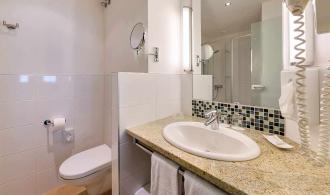 Landskron Double Room Classic Lake View Badezimmer