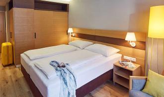 Landskron Double Room Classic Lake View Schlafzimmer