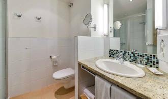 Landskron Double Room Superior Badezimmer