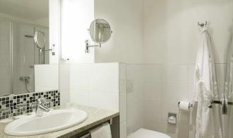 Landskron Double Room Superior Lake View Bad