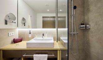 Alpenrose Zürs Double Room Classic Badezimmer