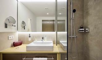 Alpenrose Zürs Single with Child Double Room Classic Badezimmer